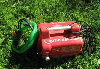 Электрический опрессовочный насос - фото на траве